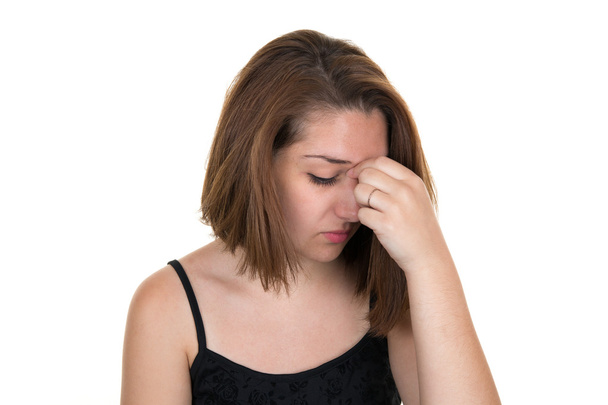 Mujer joven con dolor de cabeza sobre fondo blanco
 - Foto, imagen