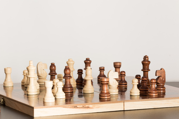 Шахматы, сфотографированные с шахматной доской
 - Фото, изображение