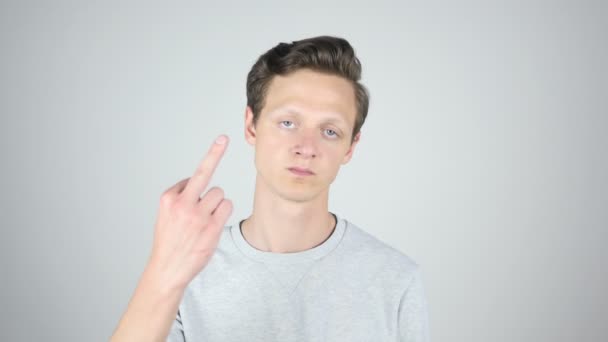 Wütender Mann zeigt Fick-dich-Zeichen mit Mittelfinger, isolierte Geste - Filmmaterial, Video
