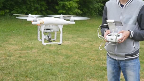 Drone Latający w zwolnionym tempie - Materiał filmowy, wideo
