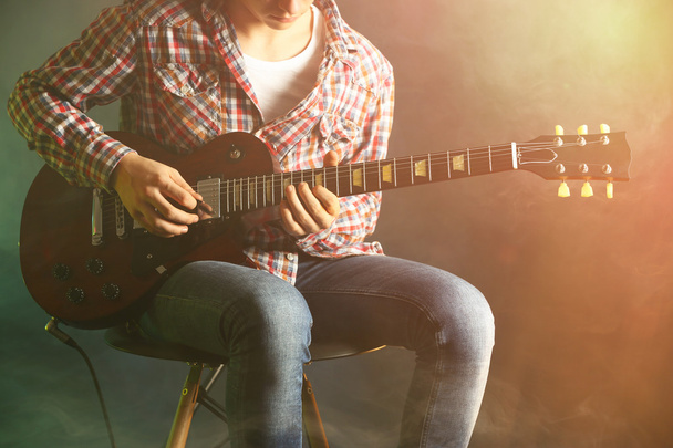 Young man playing electric guitar - Zdjęcie, obraz