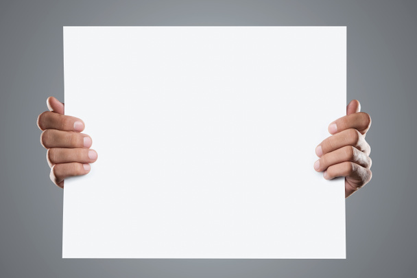 χέρια που κρατούν την κάρτα κενό διαφήμιση - Φωτογραφία, εικόνα