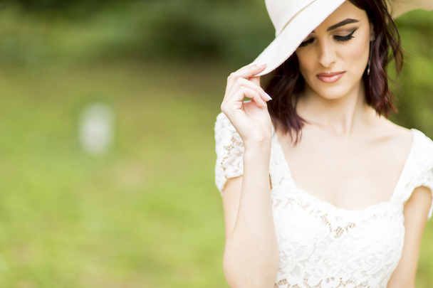 fiatal nő fehér ruhában - Fotó, kép