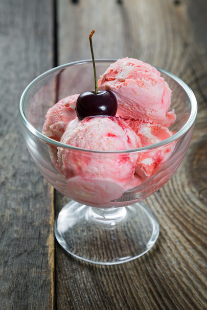 Ice cream with cherries - Fotografie, Obrázek