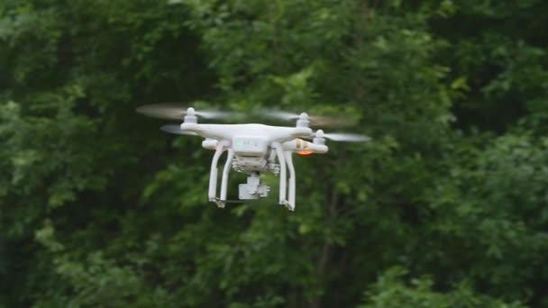 Quadcopter com câmera voando
 - Filmagem, Vídeo