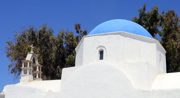 ミコノス島、ギリシャの町に古典的なギリシャの教会 - 写真・画像