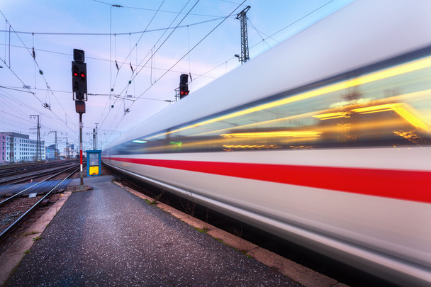 Vysokorychlostní osobní vlak na železniční trati v pohybu - Fotografie, Obrázek