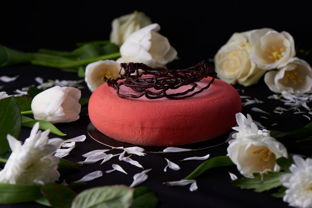Πολυτελή κόκκινο για το διακοπών κέικ και λευκά άνθη - Φωτογραφία, εικόνα