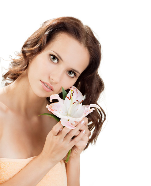 Porträt einer attraktiven Frau mit weißer Lilie. - Foto, Bild