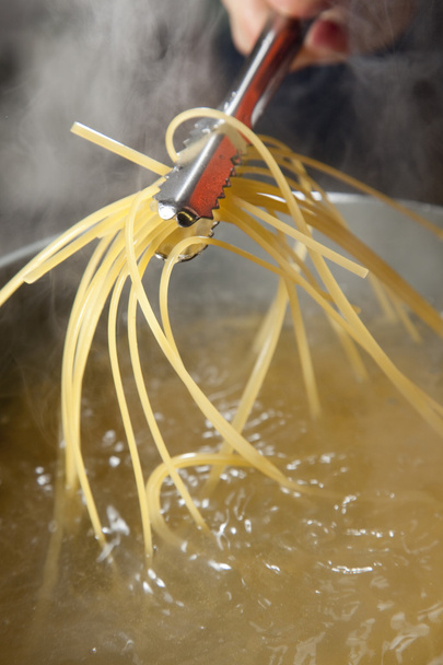 Főzés spagetti - Fotó, kép