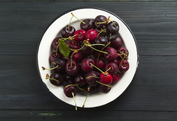 Fresh sweet cherry on a dark wooden background - Foto, Imagem