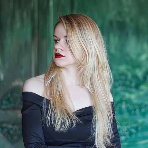 elegante Blondine im schwarzen Kleid in der Nähe der Grunge-Wand - Foto, Bild