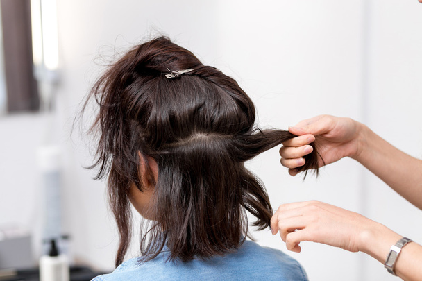 cabeleireiro estilista na barbearia fazendo corte de cabelo close-up do trabalho
 - Foto, Imagem