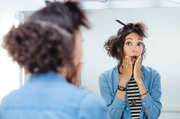 Эмоции женщины удивили ее прическу в парикмахерской
 - Фото, изображение