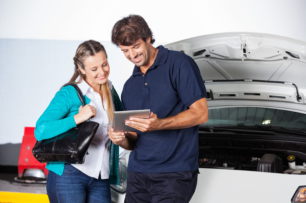 Müşteri ve araba ile dijital Tablet kullanarak teknisyen - Fotoğraf, Görsel