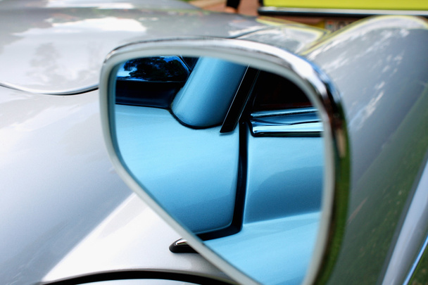 Крупный план современного автомобильного зеркала
 - Фото, изображение