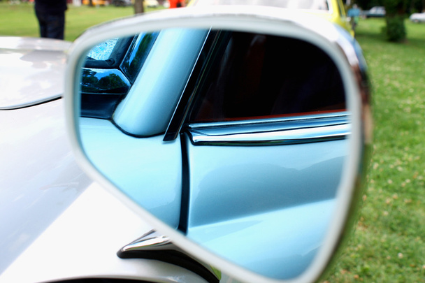 Photo rapprochée d'une partie du corps d'un miroir de voiture
 - Photo, image
