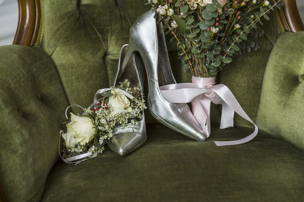 Bouquet da sposa, fiori da sposa sulla sedia
 - Foto, immagini