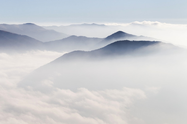 siluety hory v mlze - Fotografie, Obrázek
