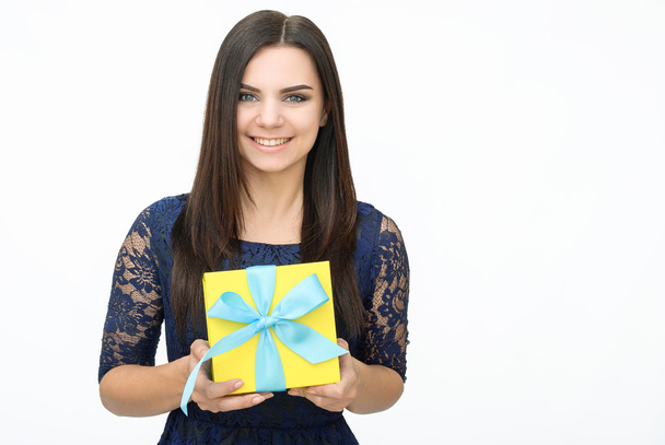 Young woman portrait holding gift - Photo, image