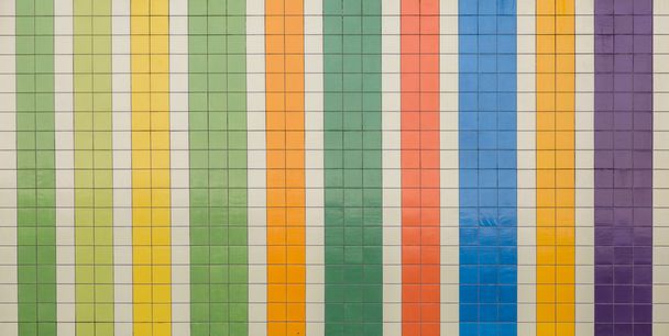vertikální barevné obklady zdí města - Fotografie, Obrázek