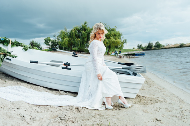 Beautiful young bride in luxury wedding dress - Valokuva, kuva