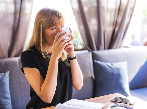 piękna młoda kobieta podczas picia herbaty - Zdjęcie, obraz