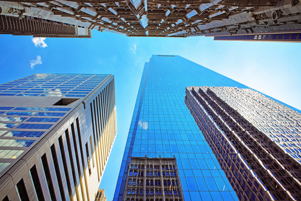 Alulról felfelé néző felhőkarcolók tükrözött üveg Philadelphia - Fotó, kép