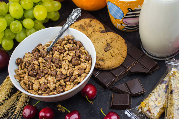 朝食の背景, フルーツ, チョコレートとテーブルの上シリアル - 写真・画像