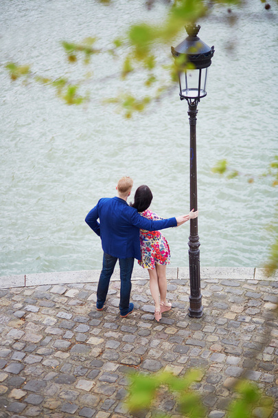 Романтична пара в Парижі біля Сени - Фото, зображення