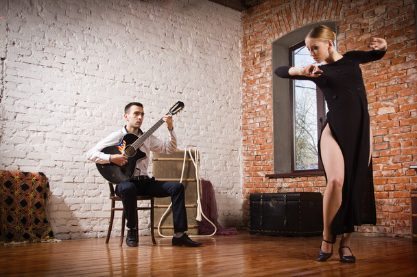 Девушка танцует фламенко и мужчина играет на гитаре
 - Фото, изображение