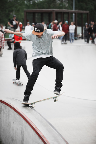 Skateboarding contest in Moscow skate park - Foto, Imagen