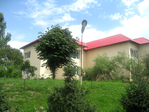 Casa branca com telhado vermelho
 - Foto, Imagem