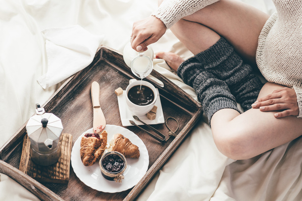 Woman having breakfast in bed. Window light - Foto, Imagem