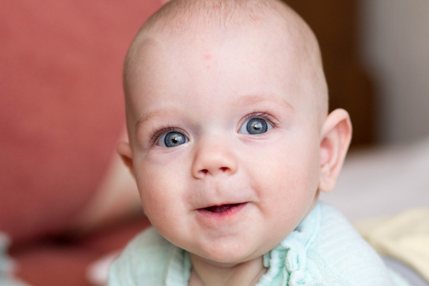 Маленька дитина 4 місяці чудес життя
 - Фото, зображення
