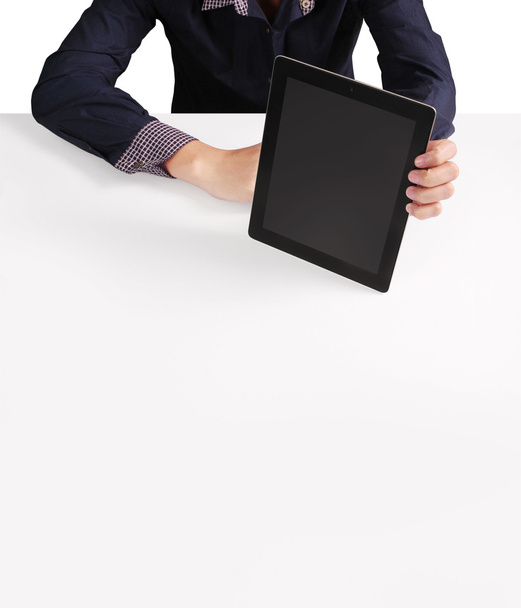 χέρια κρατώντας και δείχνει στο σύγχρονο tablet - Φωτογραφία, εικόνα