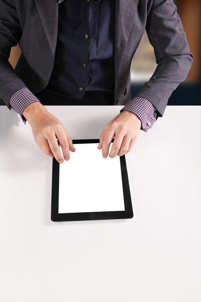 χέρια κρατώντας και δείχνει στο σύγχρονο tablet - Φωτογραφία, εικόνα