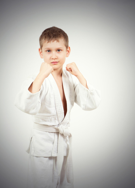 Karate chico en blanco kimono lucha - Foto, imagen