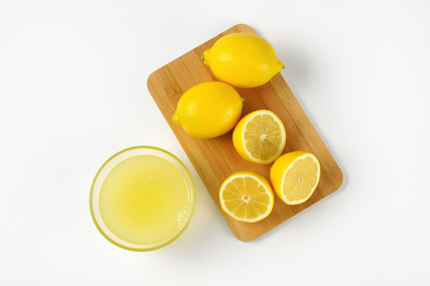 lemon juice and fresh lemons - Foto, Imagem