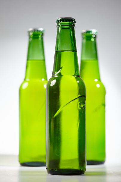 Зелений пивних пляшок
  - Фото, зображення