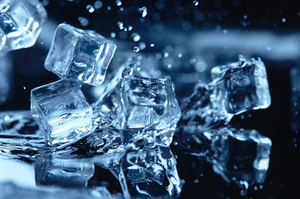 ledové kostky s stříkající vodě - Fotografie, Obrázek