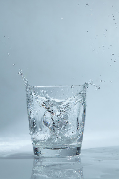 ice cubes in glass of water - Фото, зображення