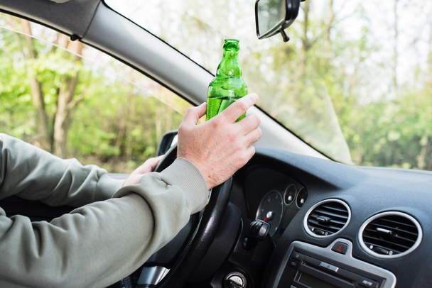 Homem bebendo álcool no carro
. - Foto, Imagem