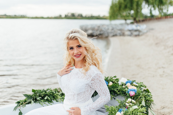 Beautiful young bride in luxury wedding dress - Valokuva, kuva
