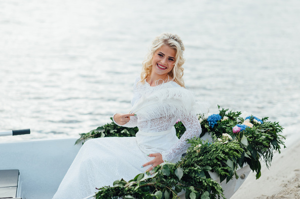 Beautiful young bride in luxury wedding dress - Fotografie, Obrázek