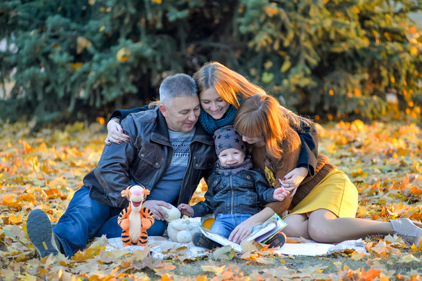 Familie ruht sich im Park aus - Foto, Bild