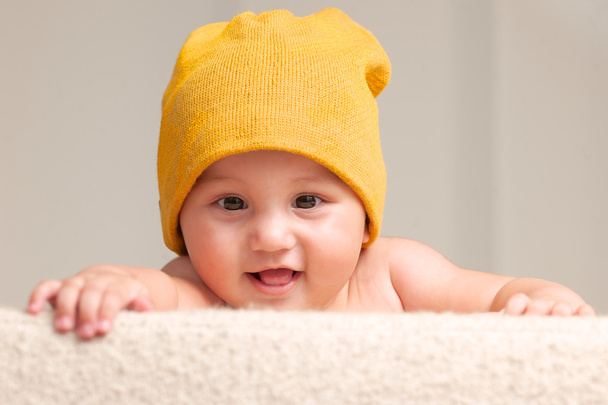 Lindo bebé con un sombrero de gorro
 - Foto, Imagen