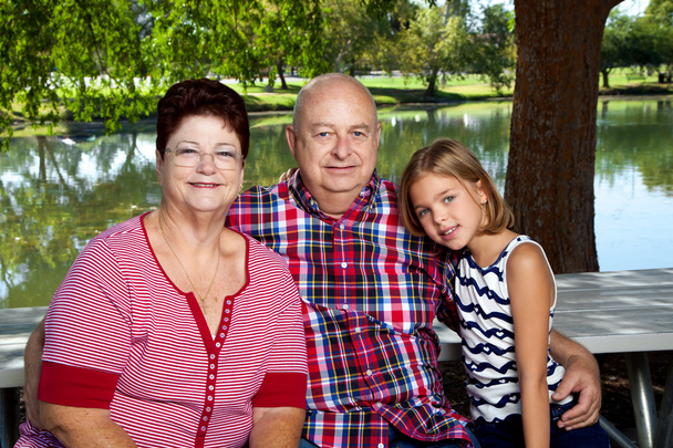 Enkelin mit Großeltern - Foto, Bild