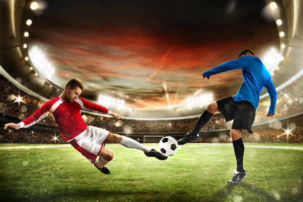 Jugadores de fútbol juegan en un estadio
 - Foto, imagen
