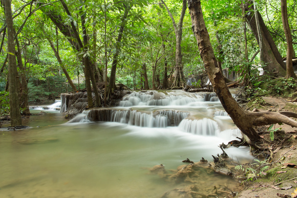 Värikäs vesiputous sateessa viidakossa Thaimaa
. - Valokuva, kuva